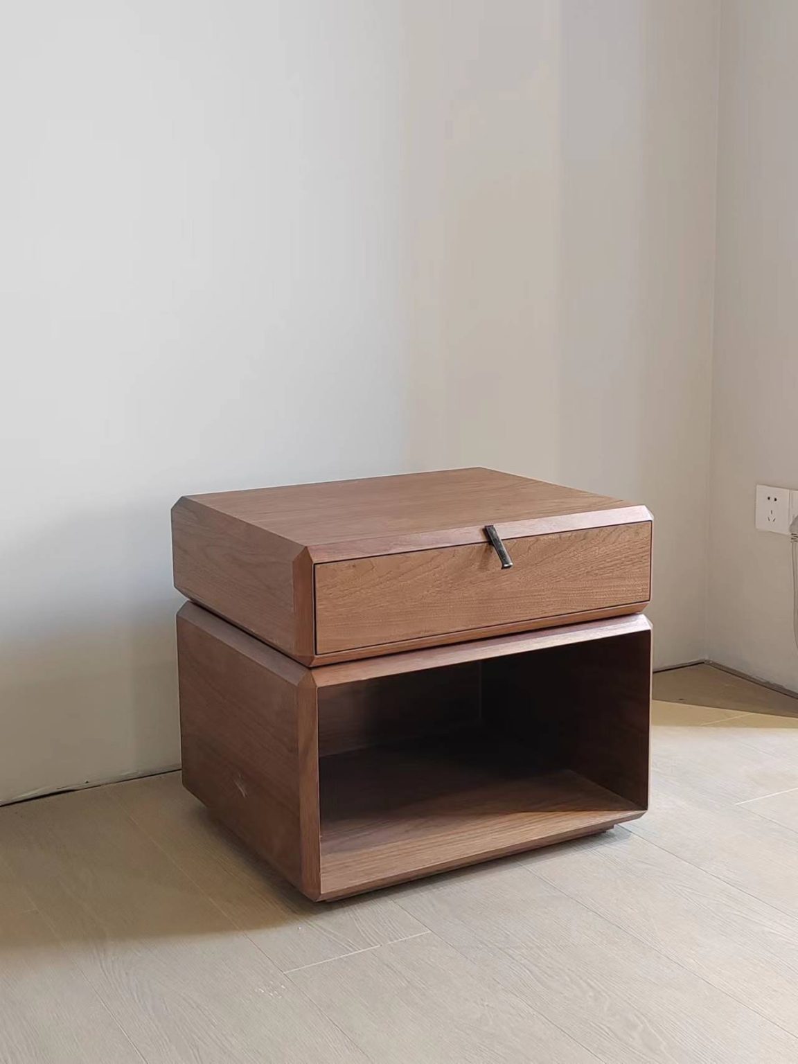 01 Nightstand 7