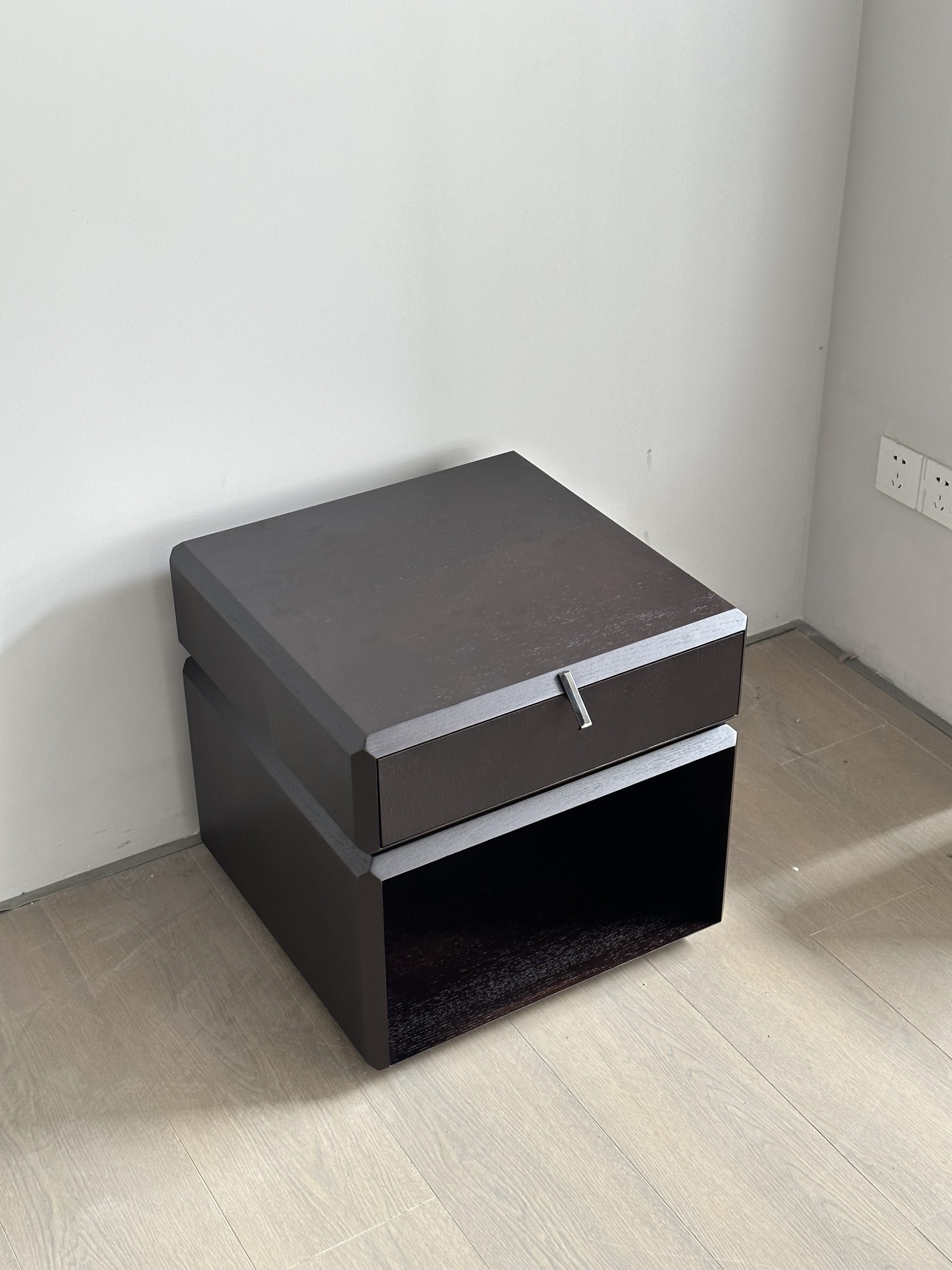 01 Nightstand 10