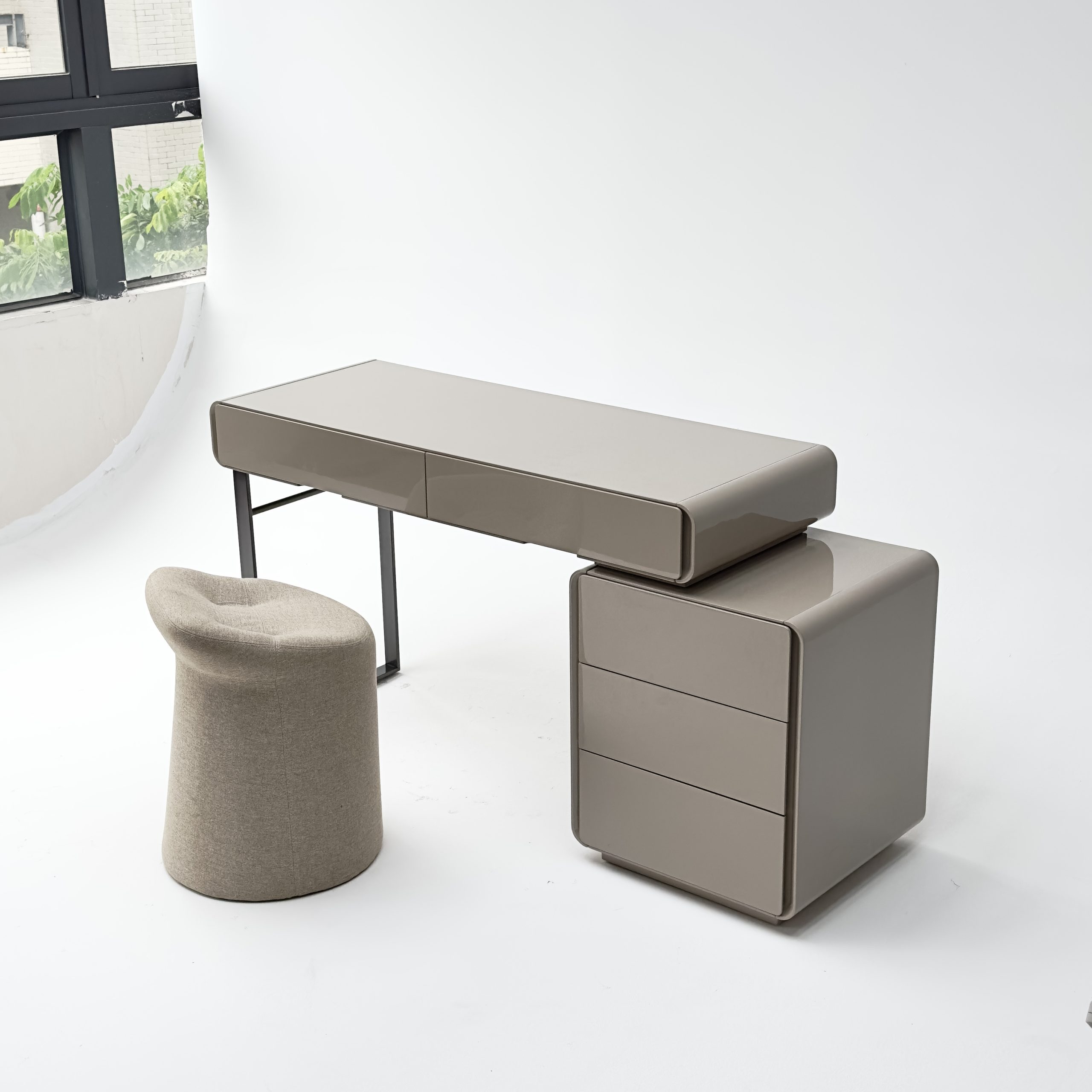 02 Dressing table