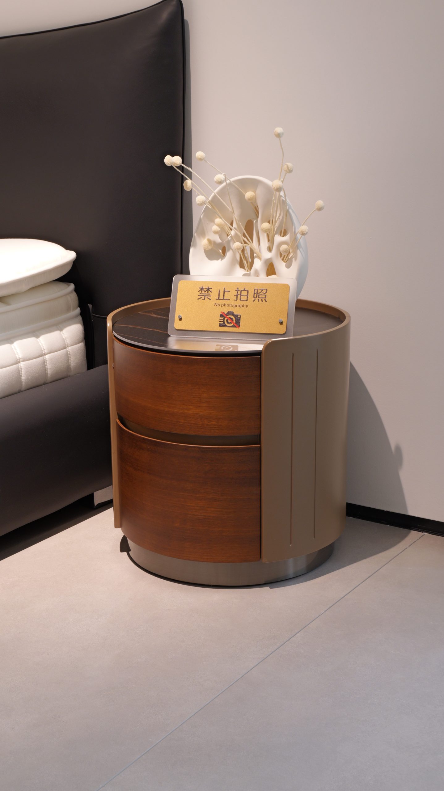 04 Nightstand 3