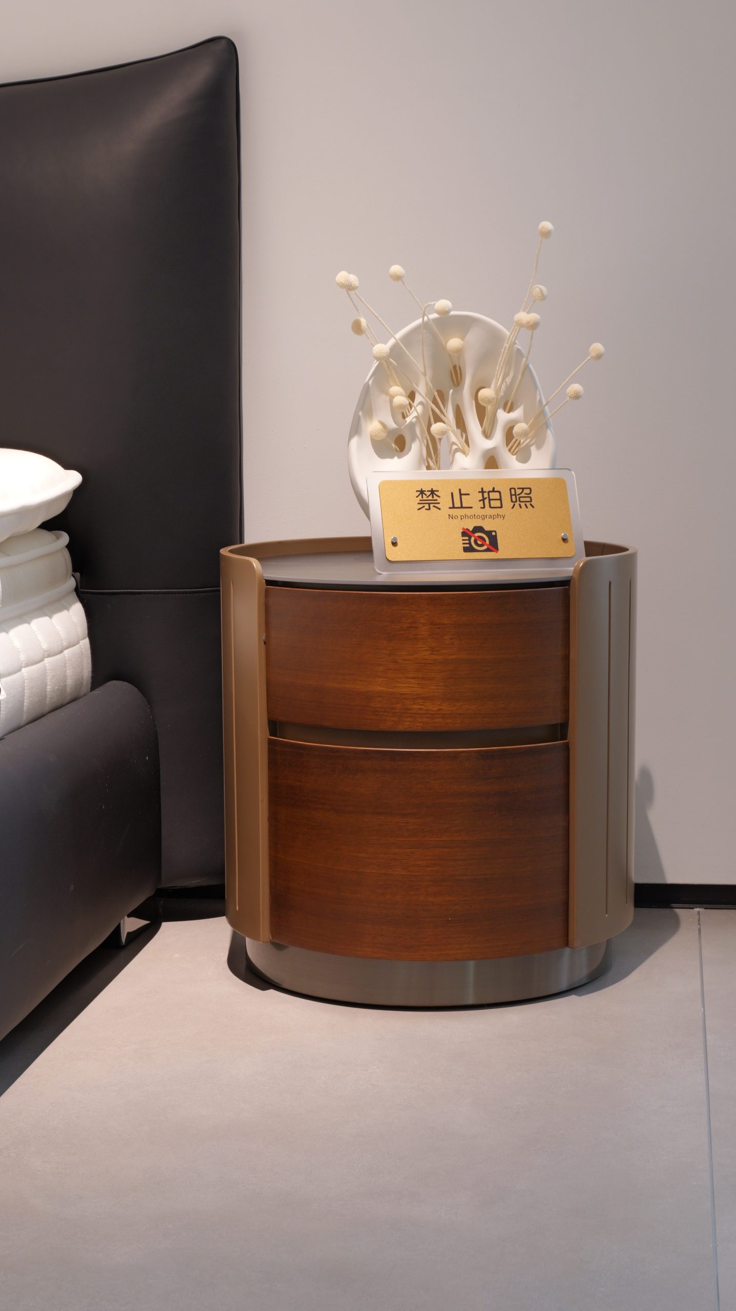 04 Nightstand 4