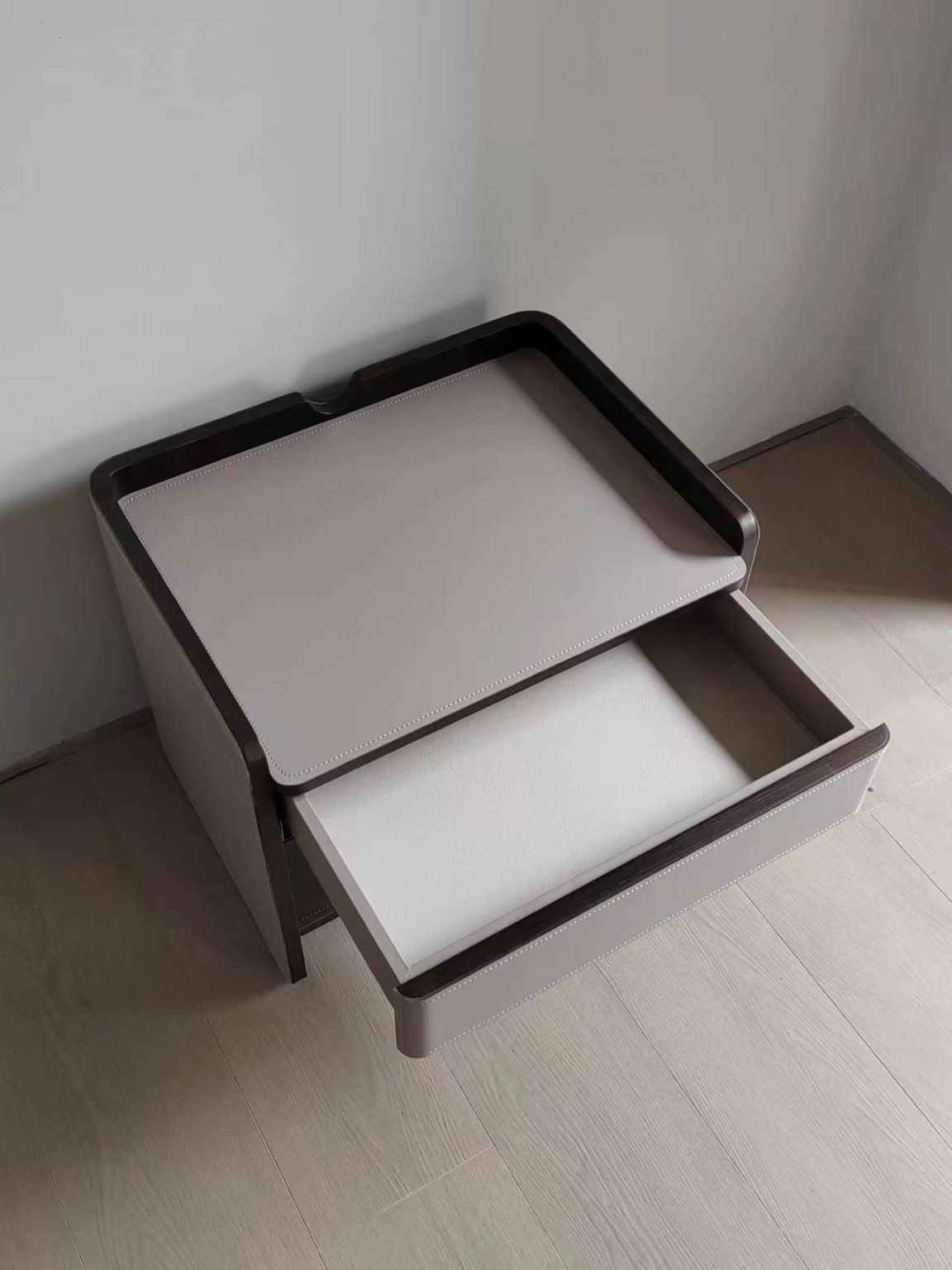 09 Nightstand 9