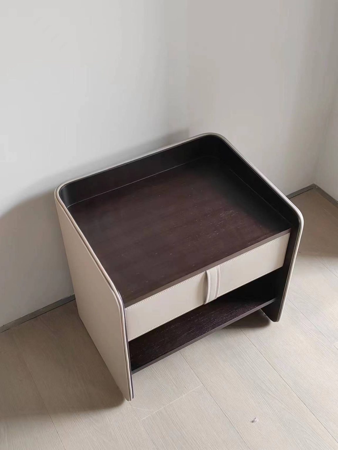 09 Nightstand 10
