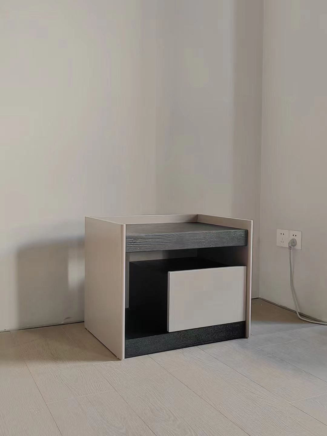 15 Nightstand 4