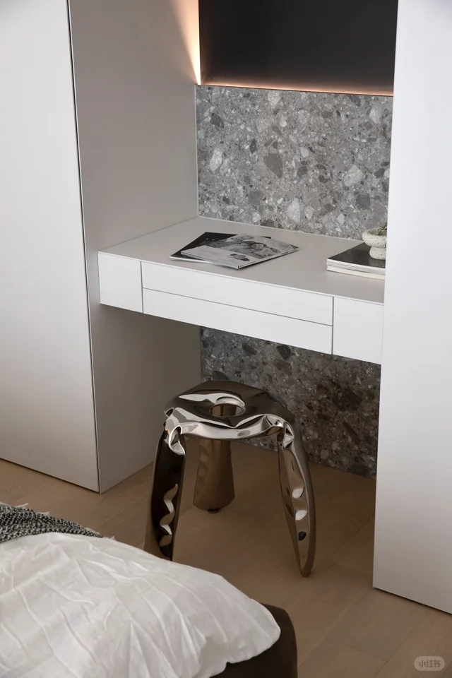 Dressing Table Atmosphere