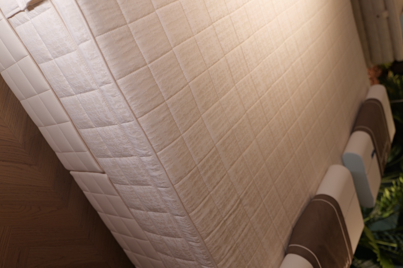 Splendor PRO mattress material and finish detail